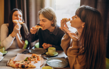 Essen mit Freunden im Restaurant.