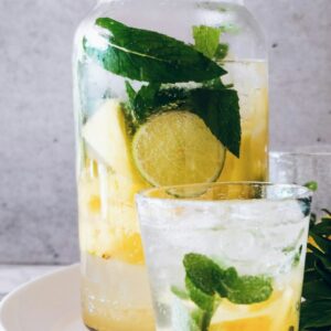 Wasser Karaffe mit Zitrone und Minze.