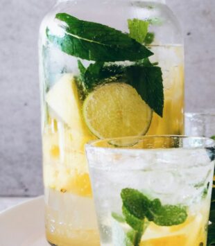 Wasser Karaffe mit Zitrone und Minze.
