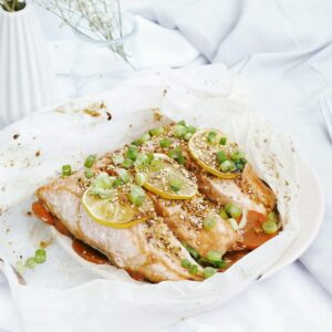 Gebratener Fisch mit Kräutern und Zitrone in mediterraner Art.