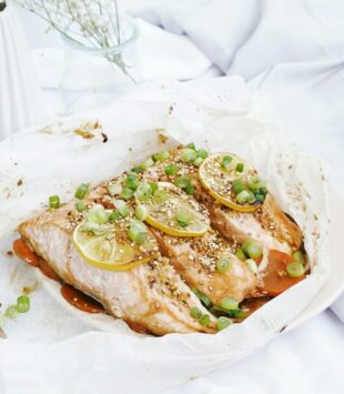 Gebratener Fisch mit Kräutern und Zitrone in mediterraner Art.