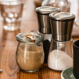 Salz und Zucker stehen auf einem Tisch im Restaurant.