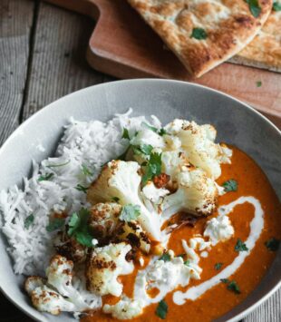 Reis mit Blumenkohlcurry und Brot.