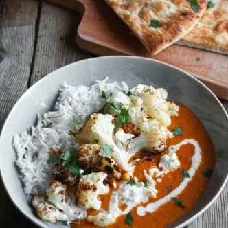 Reis mit Blumenkohlcurry und Brot.