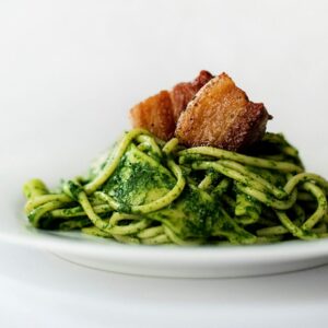 Gesunde grüne Pasta mit Tofu.