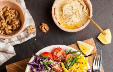 Bunte Bowl mit Salat und Gemüse.