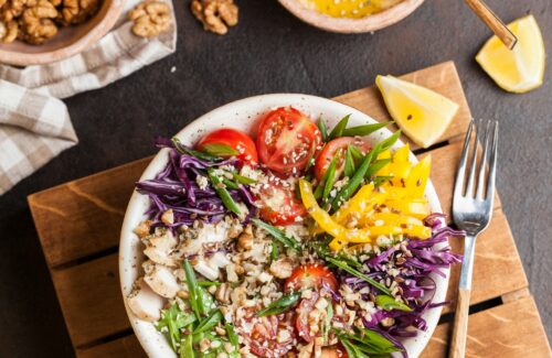 Bunte Bowl mit Salat und Gemüse.