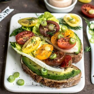 Gesundes Avocadobrot mit Gemüse.