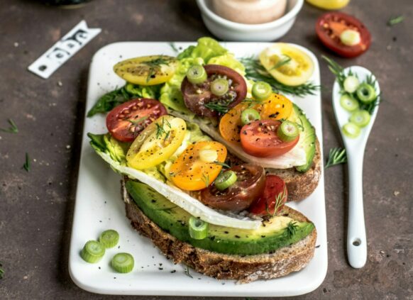 Gesundes Avocadobrot mit Gemüse.