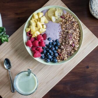 Eine gesunde Joghurt Frühstücks Bowl mit Früchten und Saaten.