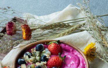 Eine elckere Frühstücksbowl aus Früchten.