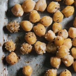 Geröstete Kiechererbsen auf einem Blech.