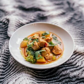 Ein Hähnchen Curry in einer Schale.