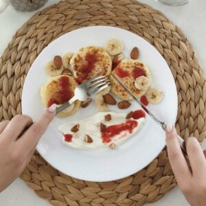 Eiweißpancakes auf einem Teller