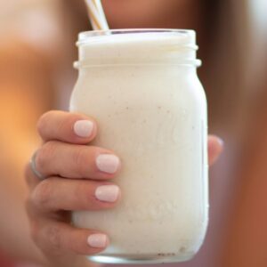 Ein heller Shake in einem Glas.