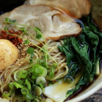 Eine Ramen-Suppe mit Gemüse und Ei.