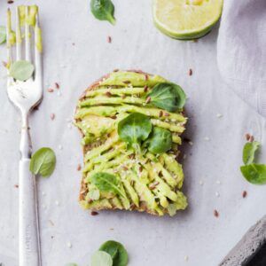 Avocado Brot auf einem Teller garniert.