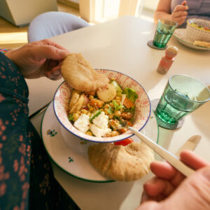 Eine leckere Salat Bowl mit Beilagen.