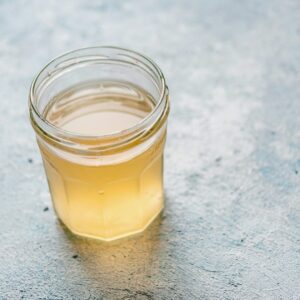 Ein Glas Apfelessig.