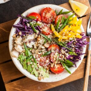 Eine Schüssel mit einem bunten Salat.