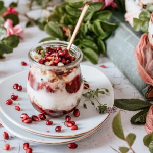 Joghurt mit Granola und roten Früchten.