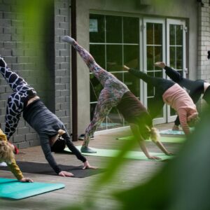 Yoga Gruppe, die Outdoor gemeinsam Yoga macht.