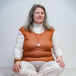 Frau im Schneidersitz