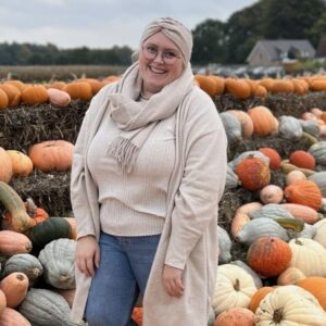 Oviva-Nutzerin Christine steht vor Kürbissen