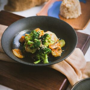 Ein Teller mit Brokkoli und Fisch nach der Keto-Diät ausgerichtet.