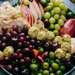 Eine bunte Obstplatte mit Crackern und Weintrauben.