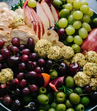 Eine bunte Obstplatte mit Crackern und Weintrauben.