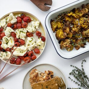 Verschiedene Platten mit mediterranen Gerichten.