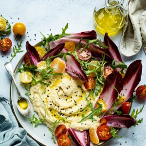 Ein Teller mit Hummus und Chicoree.