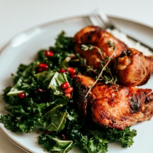 Ein grüner Salat mit Fleisch und Obst, als nordische Ernährung.