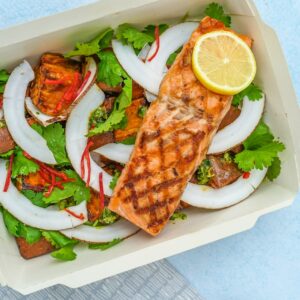 Low Carb Lunch Box mit Salat und Lachs.
