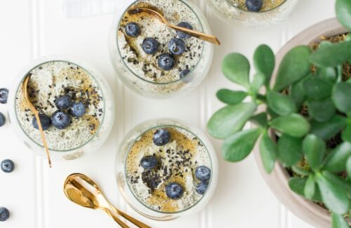 Gläser mit einem Blaubeer-Chia-Pudding befüllt.