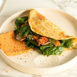 Ein gesundes Omelette aus Ei und frischem Gemüse als ausgewogenes Frühstück.