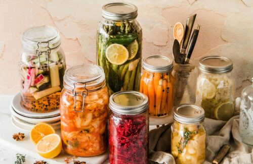 Verschiedene Gläser befüllt mit eingelegtem Gemüse zur Fermentation.