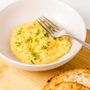 Rührei mit einer Scheibe Brot dazu.