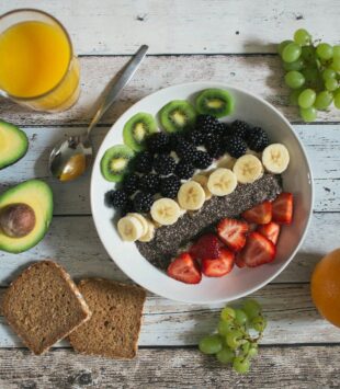 Eine gesunde Bowl mit Joghurt, Obst und Chia Samen.
