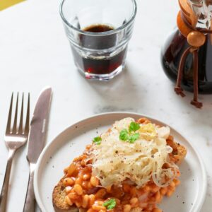 Ein Sauerteigbrot mit fermentiertem Sauerkraut für die Darmbakterien.