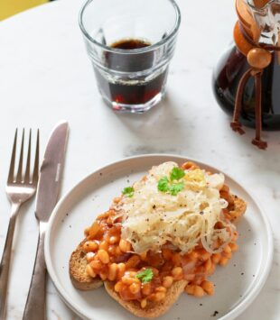 Ein Sauerteigbrot mit fermentiertem Sauerkraut für die Darmbakterien.