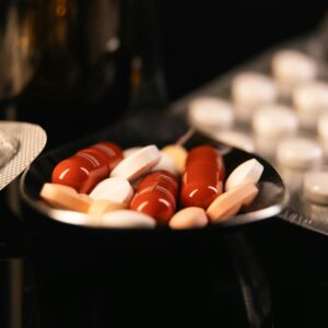 Eine Foto mit verschiedenen prä- und probiotischen Tabletten für den Darm, die beim abnehmen helfen können.