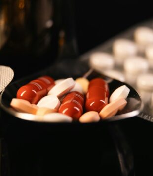 Eine Foto mit verschiedenen prä- und probiotischen Tabletten für den Darm, die beim abnehmen helfen können.