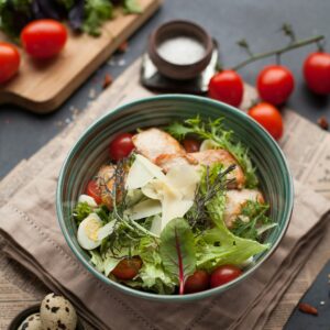Ein gesunder Salat mit Huhn und Parmesan.