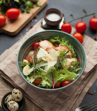 Ein gesunder Salat mit Huhn und Parmesan.
