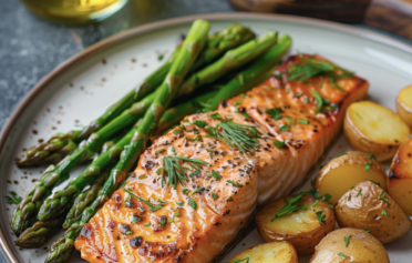 Gegrillter Lachs auf einem Teller mit Spargel und Ofenkartoffeln