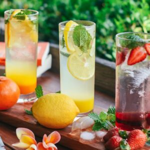 Auf einem Tablett stehen drei verschiedene Fruchtlimonaden.