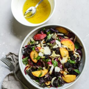 Ein bunter Salat mit einem gesunden Öl Dressing.