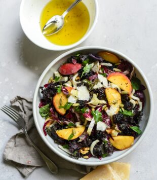 Ein bunter Salat mit einem gesunden Öl Dressing.